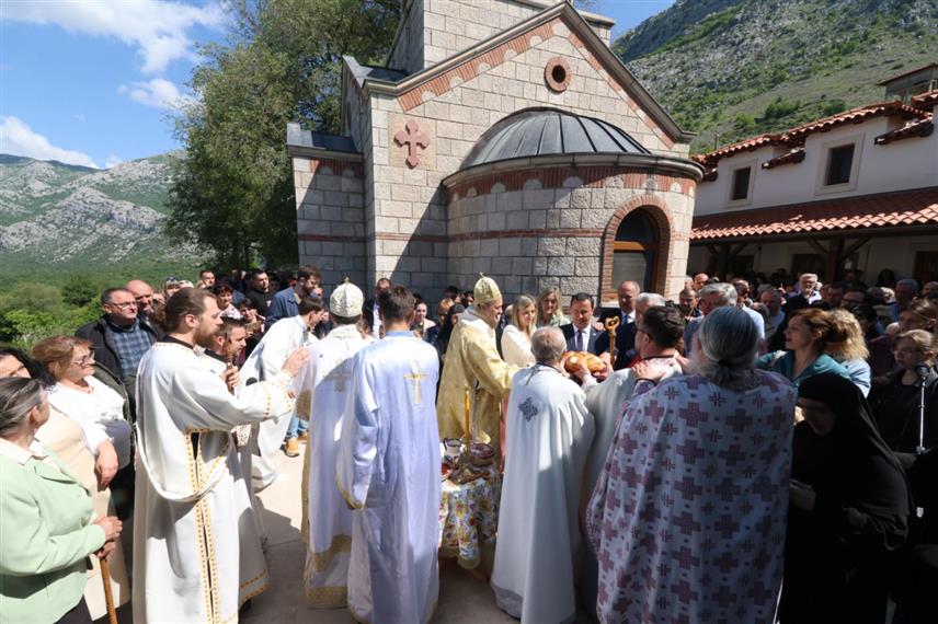 TРЕБИЊЕ, 12. МАЈА /СРНА/ - Његово преосвештенство владика западноамерички Максим је данас служио Свету архијерејску литургију у Манастиру Светог Василија Острошког и Tврдошког у Мркоњићима, уз саслужење митрополита Димитрија.