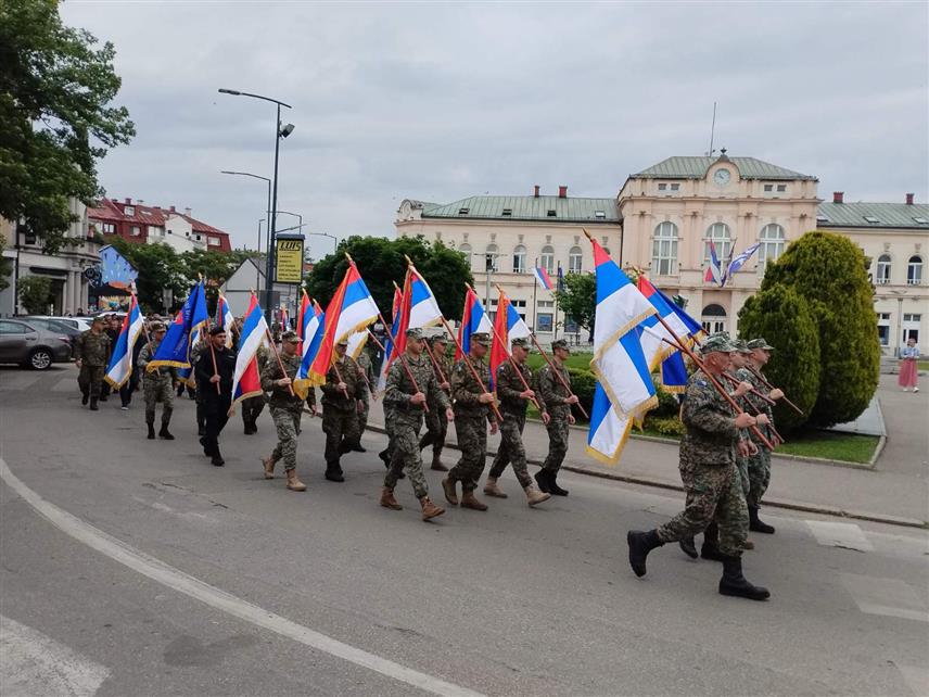БИЈЕЉИНА, 12. МАЈА /СРНА/ - Улицама Бијељине данас је, поводом Дана Војске Републике Српске /ВРС/, прошла колона војника Трећег пјешадијског /Република Српска/ пука Оружаних снага БиХ са заставама 19 семберских ратних јединица војске чију традицију баштине.