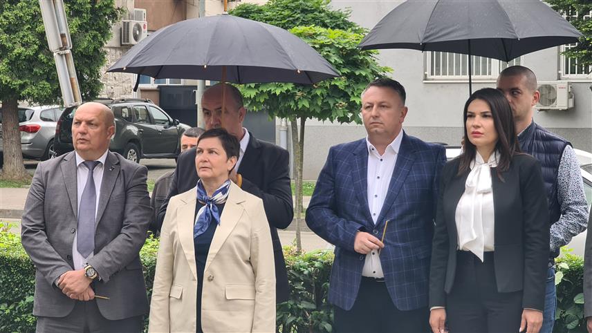 ДОБОЈ, 12. МАЈА /СРНА/ - Генерални директор компаније Слађан Јовић и помоћник министра саобраћаја и веза за жељезнички, водни и ваздушни саобраћај Весна Вожни на прослави крсне славе "Жељезница Републике Српске" - Светог Василија Острошког, Дана жељезничара и 33 године те компаније.