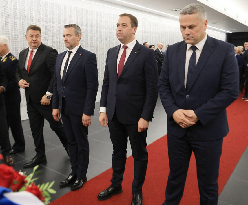 БАЊАЛУКА, 12. МАЈА /СРНА/ - Делегација Социјалистичке партије Српске коју су предводили предсједник СПС-а Горан Селак, генерални секретар Ратко Јокић, предсједник Градског одбора СПС-а у Бањалуци Саша Глигорић и делегат у Вијећу народа Небојша Раковић на данашњим обиљежавању Дана Војске Републике Српске /ВРС/ у касарни "Козара" у Бањалуци.