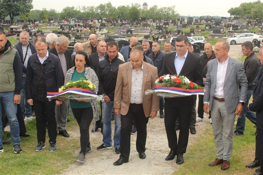 СРБАЦ, 12. МАЈА /СРНА/ - Обиљежавање Дана Војске Републике Српске данас је у Српцу почело полагањем цвијећа на спомен-костурници на градском гробљу и прислуживањем свијећа за покој душа страдалих.