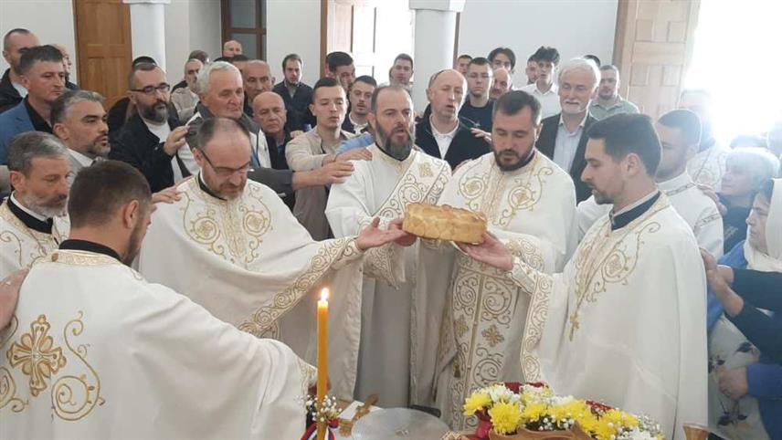 ФОЧА, 12. МАЈА /СРНА/ - Свечаном академијом у Градском позоришту на којој су уручене дипломе свршеним теолозима и мастерима теологије, чему је у Храму Светог Саве претходила литургија са ломљењем славског колача, Богословски факултет "Свети Василије Острошки" у Фочи данас је прославио своју крсну славу.