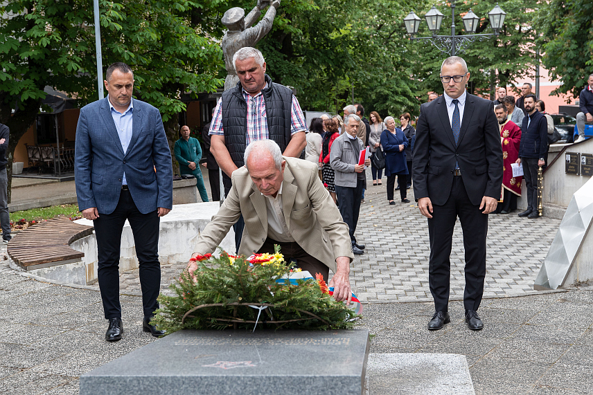 ПРЊАВОР, 12. МАЈА /СРНА/ - У Прњавору је данас обиљежен 12. мај - Дан Војске Републике Српске /ВРС/, те је служен парастос 71 погинулом борцу из овог града и положени су вијенци код Споменика јунацима града.
