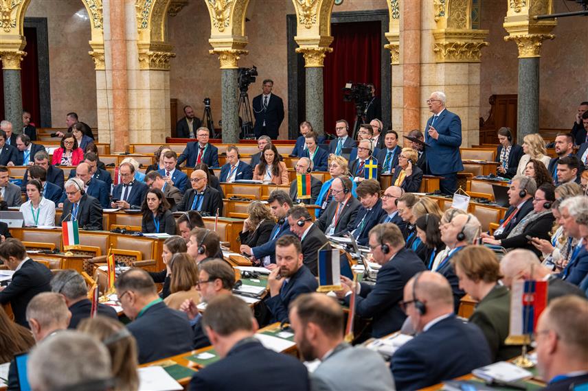 ПОДГОРИЦА, 12. МАЈА /СРНА/ - Предсједник Скупштине Црне Горе Андрија Мандић поручио је данас у обраћању учесницима Конференције предсједника парламената земаља чланица ЕУ у Будимпешти да је циљ Црне Горе да у европску породицу уђе усправљене главе.