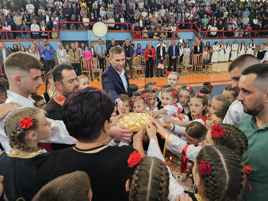 УГЉЕВИК, 12. МАЈА /СРНА/ - Културно умјетничко друштво /КУД/ "Равно Поље" из Угљевика прославило је вечерас 16 година постојања и крсну славу Светог Василија Острошког, чудотворца и заштитника српског народа, концертом у спортској сали.