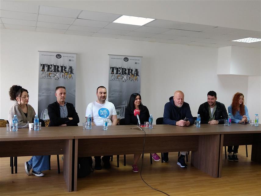 ИСТОЧНО САРАЈЕВО, 13. МАЈА /СРНА/ - Народно позориште Источно Сарајево извешће представу "Тера инкогнита" на фестивалу "Љубица" у Градишци који почиње 17. маја, док ће домаћа публика имати прилику да је премијерно види 23. маја, на прву годину рада овог установе.