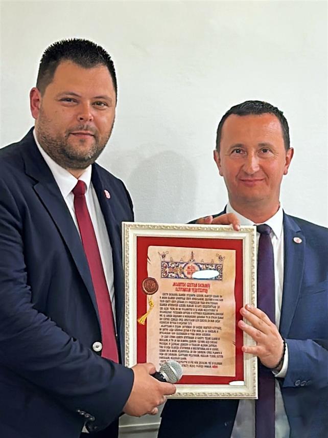 TРЕБИЊЕ, 13. МАЈА /СРНА/ - Предсједник општине Никшић Марко Ковачевић уручио је градоначелнику Требиња Мирку Ћурићу световасилијевску захвалницу за допринос јачању братских односа између два града.