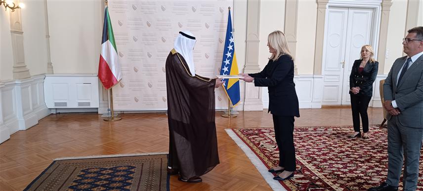 САРАЈЕВО, 13. МАЈА /СРНА/ - Српски члан и предсједавајућа Предсједништва БиХ Жељка Цвијановић примила је данас акредитивно писмо новоименованог амбасадора Кувајта у БиХ Салаха ел Бајџана и том приликом истакла да је интерес свих нивоа власти у БиХ унапређење економске сарадње и још веће учешће кувајтских инвеститора.