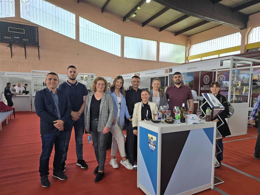 КОЗАРСКА ДУБИЦА, 13. МАЈА /СРНА/ - У Козарској Дубици је затворен дводневни Међународни сајам привреде, пољопривреде и инвестиција, који је у два дана трајања окупио бројна реномирана предузећа из БиХ и региона, те велики број посјетилаца.