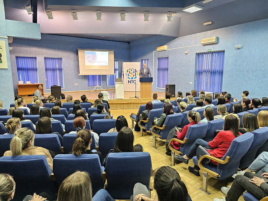 УГЉЕВИК, 13. МАЈА /СРНА/ - У угљевичком Центру за културу вечерас је професор Ранко Рајовић одржао предавање о теми "Дубока пажње код дјеце" у организацији едукатора Никола Тесла Центра /НТЦ/ Младена Стевановића и под покровитељством општине Угљевик.