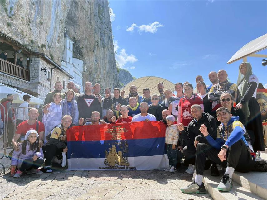 ВЛАСЕНИЦА, 13.МАЈА /СРНА/ - Власеничанке Љиљана Мајсторовић и Tања Дракулић први пут су учествовале на поклоничком путовању из Власенице до Манастира Острог, дугом 230 километара. /уступљена фотографија/