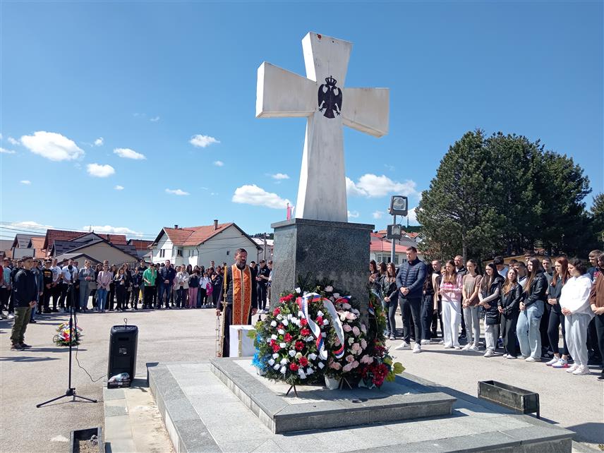 СОКОЛАЦ, 14. МАЈА /СРНА/ - У Парохијском дому на Сокоцу одржан је историјски час за око 250 ученика, који су након тога са својим наставнциима и професорима посјетили Српско војничко спомен-гробље Нови Зејтинлик на коме почивају 963 припадника Војске Републике Српске и МУП-а Српске.