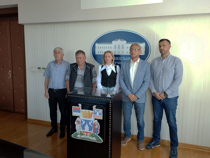 БИЈЕЉИНА, 14. МАЈА /СРНА/ - За 54 мучки убијена припадника ЈНА у Тузли у злочиначком муслиманском нападу на колону у договореном мирном повлачењу сутра ће на мјесту страдања на Брчанској малти бити положене бијеле руже и прислужене свијеће невиним жртвама.