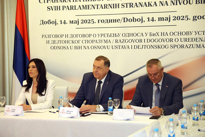ДОБОЈ, 14. МАЈА /СРНА/ - Састанак представника странака који је сазвао предсједник Републике Српске Милорад Додик. Састанку присуствују Ненад Стевандић у име Уједињене Српске, Душко Милуновић из СП и Боран Босанчић из ДЕМОС-а. /Фото - Борислав Здриња/