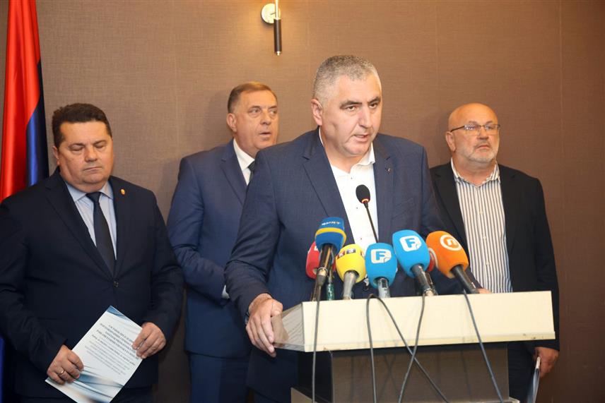 ДОБОЈ, 14. МАЈА /СРНА/ - Посланик Српског клуба у Представничком дому Парламентарне скупштине БиХ Чедомир Стојановић изјавио је данас да је декларација која је припремљена за данашњи састанак у Добоју била почетни аспект на основу којег се требало даље преговарати, али да се нису одазвале одређене политичке партије које желе да користе друге инструменте ради гушења институција Српске./фото: Борислав Здриња/	
