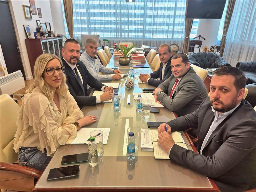 БАЊАЛУКА, 14. МАЈА /СРНА/ - У Републици Српској приоритетно треба ријешити имовинскоправне послове локација за капиталне и развојне пројекте, речено је данас на састанку у Бањалуци вршиоца дужности директора Инвестиционо-развојне банке ИРБ/Српске Срђана Јовановића и директора Републичке управе за геодетске и имовинско-правне послове /РУГИПП/ Драгана Станковића.	
