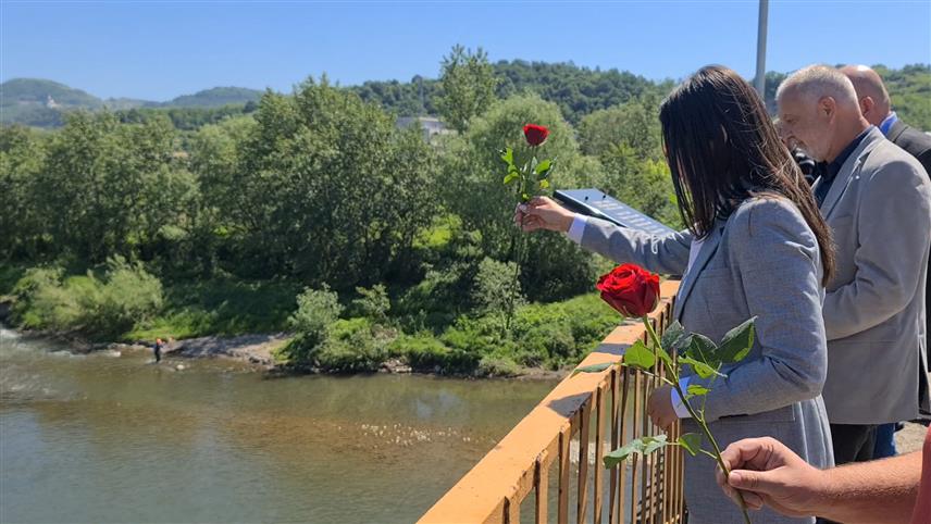 ДОБОЈ, 15. МАЈА /СРНА/ - Са градског моста у Добоју данас је спуштено 11 ружа у ријеку Босну у знак сјећања на једанаесторо страдалих у мајским поплавама 2014. године када је овај град био потпуно потопљен.
