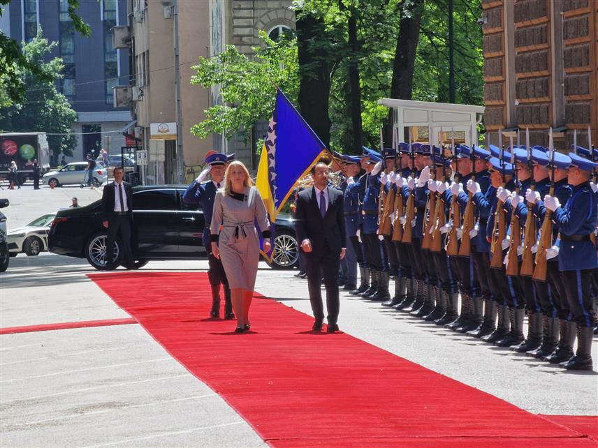 САРАЈЕВО, 15.МАЈА /СРНА/ - Српски члан и предсједавајућа Предсједништва БиХ Жељка Цвијановић дочекала је данас у Сарајеву предсједника Кипра Никоса Христодулидеса, који је стигао у званичну посјету БиХ.