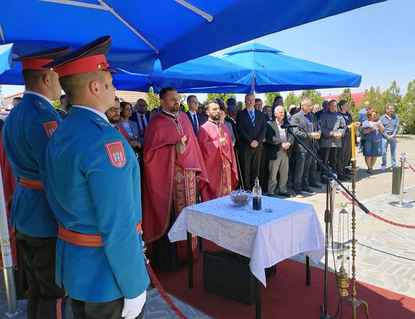 БИЈЕЉИНА, 15. МАЈА /СРНА/ - Парастос за 54 мучки убијена младића у муслиманском нападу на колону ЈНА у Тузли 1992. године служен је данас у Бијељини, испред Спомен-костурнице на гробљу у Пучилама, те су положени вијенци и цвијеће.