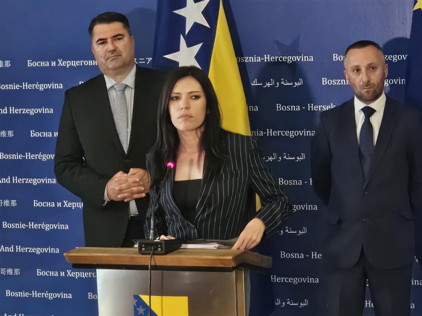 САРАЈЕВО, 15. МАЈА /СРНА/ - Предсједавајућа Клуба посланика СНСД-а у Представничком дому Парламентарне скупштине БиХ Сања Вулић рекла је да посланици СНСД-а неће подржати Приједлог закона о саобраћају, јер је у извјештају МУП-а Републике Српске наведено да је основни текст закона претрпио чак 17 измјена, те да не постоји могућност да полицајаци на терену примијене све измјене.	
