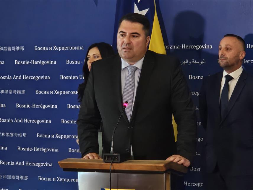 САРАЈЕВО, 15. МАЈА /СРНА/ - Посланик у Представничком дому парламента БиХ Мирослав Вујичић рекао је данас на паузи сједнице овог дома да неће подржати Приједлог закона о измјенама и допунама Закона о задуживању, дугу и гаранцијама БиХ Саше Магазиновића, јер сматра да се за ово питање мора наћи системско ријешење.