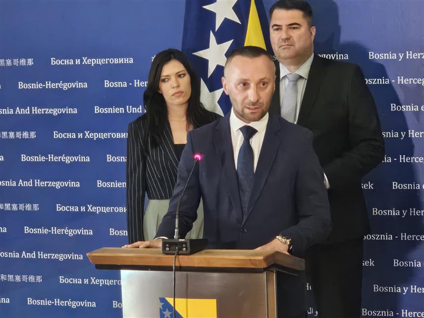 САРАЈЕВО, 15. МАЈА /СРНА/ - Посланик СНСД-а у Представничком дому Парламентарне скупштине БиХ Милорад Којић рекао је да се признаје пун капацитет ентитета када је ријеч о дуговима, док се не признаје када треба расподијелити средства која стоје на рачунима Управе за индиректно опорезивање /УИО/.
