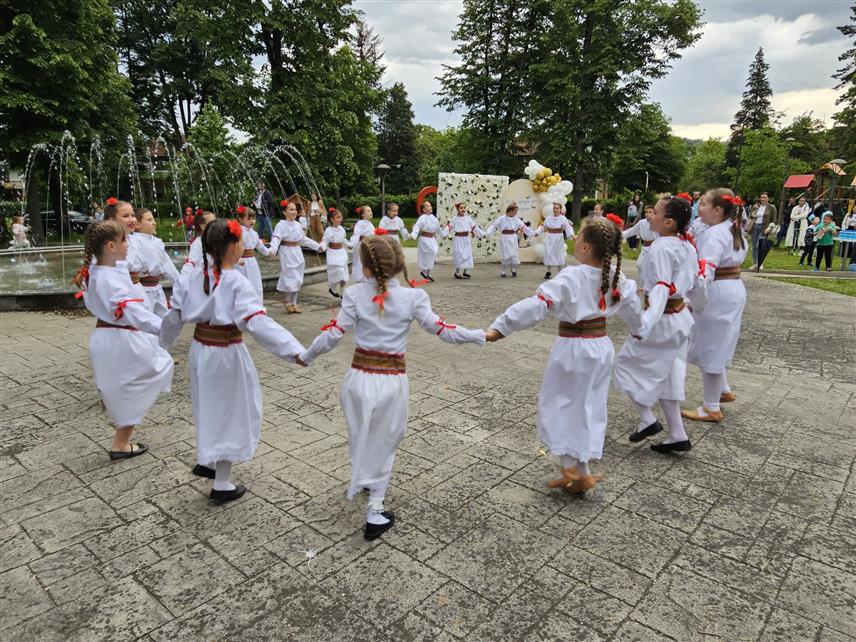 ТЕСЛИЋ, 15. МАЈА /СРНА/ - У Градском парку у Теслићу вечерас је поводом Дана породице организован културно-забавни програм у извођењу локалних вртићких група, са поруком да здрава и функционална породица значи здраво и срећно дијете.