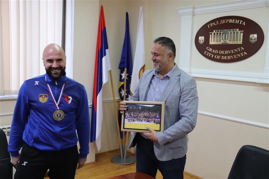 ДЕРВЕНTА, 15. МАЈА /СРНА/ - Градоначелник Дервенте Игор Жунић рекао је данас на пријему за чланове Рукометног клуба "Дервента", освајаче "М:тел" Прве лиге Републике Српске да ће Градска управа и градоначелник стати уз своје шампионе и подржати их у наредном кораку, Премијер лиги БиХ.