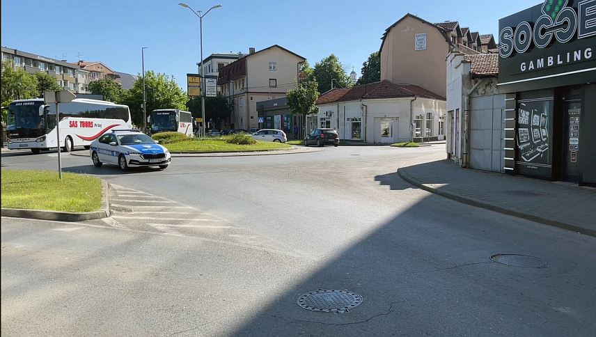 БИЈЕЉИНА, 15. МАЈА /СРНА/ - Из Бијељине су кренула три аутобуса учесника скупа који ће данас у Тузли на Брчанској малти присуствовати помену жртвама злочина који се догодио 15. маја 1992. године, када су мучки убијена 54 младића у муслиманском нападу на колону ЈНА у договореном мирном повлачењу, те прислужити воштанице и положити руже.	
