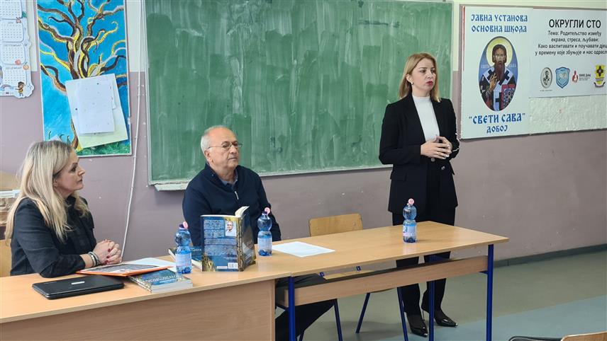 ДОБОЈ, 16. МАЈА /СРНА/ - Клинички психолог из Београда Влајко Пановић на округлом столу у Добоју под називом "Родитељство између екрана, стреса, љубави: Како васпитавати и поучавати дјецу у времену које збуњује и нас одрасле?"