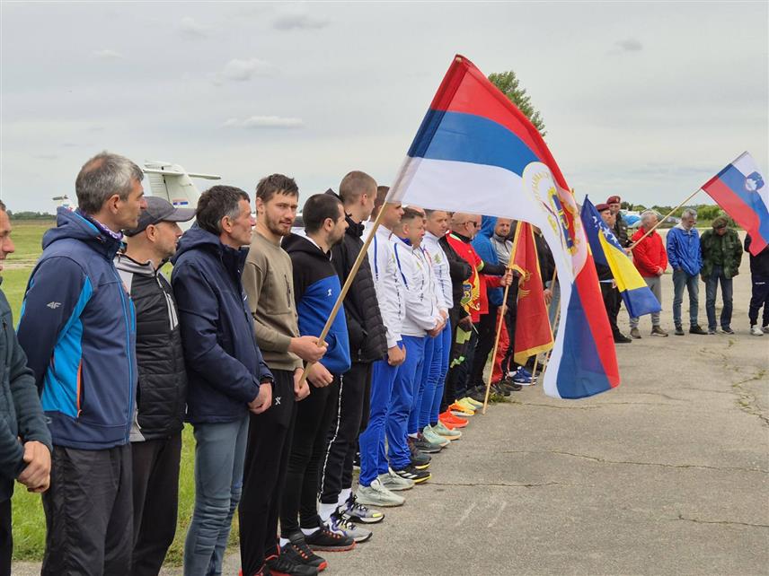 БЕОГРАД, 16. МАЈА /СРНА/ - На спортском аеродрому "Лисичји јарак" код Београда свечано је отворена међународна падобранска манифестација "Балкански скок пријатељства 2025", на којем учествују и падобранци из Републике Српске.