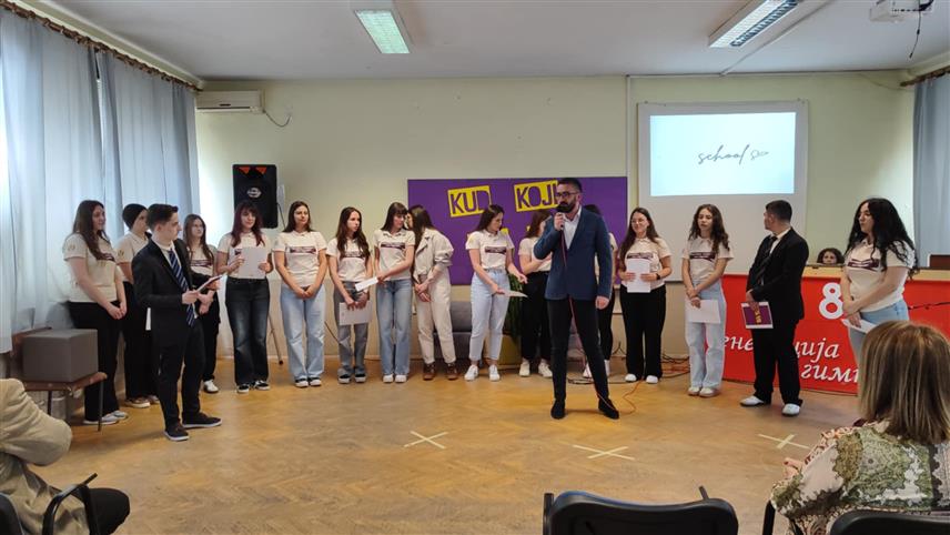 НОВИ ГРАД, 16. МАЈ /СРНА/ - У Гимназији "Петар Кочић" данас је одржана дневна свечаност за матуранте, а матуранти обје средње школе матурско вече прослављају 23. маја.