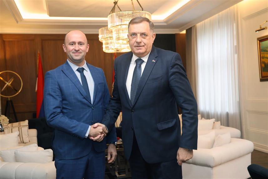 БАЊАЛУКА, 16. МАЈА /СРНА/ -Предсједник Републике Српске Милорад Додик најавио је на данашњем састанку у Бањалуци са начелником општине Брод Миланом Зечевићем да ће из буџета предсједника Републике бити обезбијеђена средства за реконструкцију вртића у тој локалној заједници./ фото: Борислав Здриња/