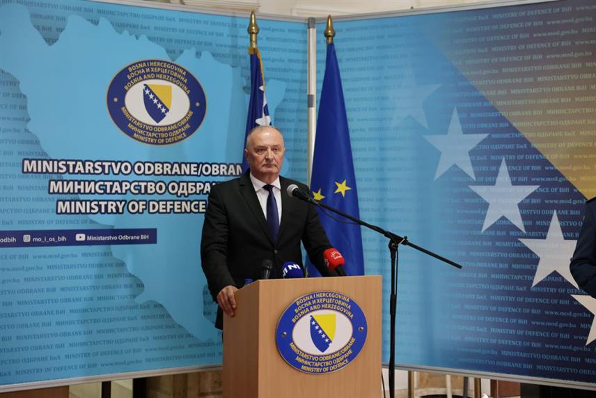 САРАЈЕВО, 16. МАЈА /СРНА/ - Министар одбране у Савјету министара Зукан Хелез на конференцији за новинаре у Сарајеву.