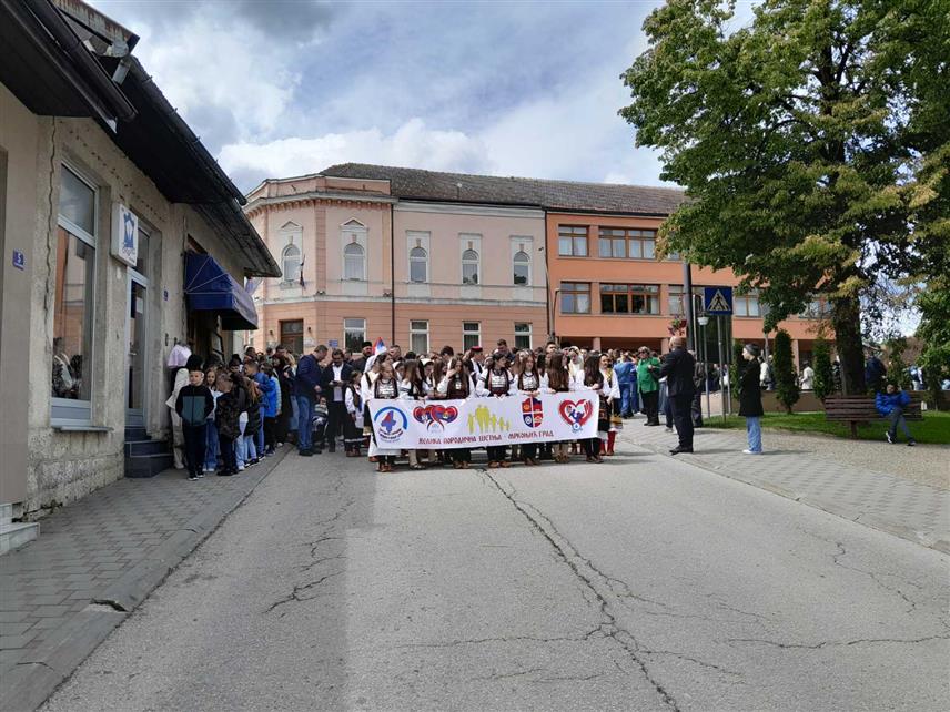 МРКОЊИЋ ГРАД, 16. МАЈА /СРНА/ - У Мркоњић Граду данас је одржана манифестација под називом "Велика породична шетња" поводом Међународног дана породице која је окупила велики број дјеце, родитеља и грађана ове локалне заједнице.