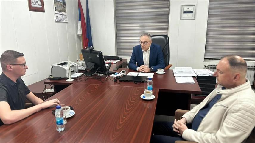 ТЕСЛИЋ, 16. МАЈА /СРНА/ - Начелник Теслића Милан Миличевић организовао је пријем за младог иноватора из ове општине Милана Алексића, који је овогодишњи добитник признања за најбољу иновацију на 27. Међународној изложби идеја, иновација и стваралаштва "Иност младих 2025" у Бањалуци.