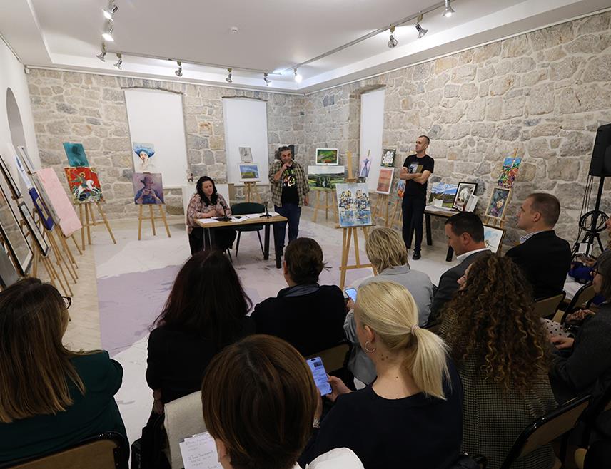 ТРЕБИЊЕ, 16. МАЈА /СРНА/ - У Галерији Музеја Херцеговине вечерас је одржана хуманитарна аукција радова насталих на овогодишњој Међународној умјетничкој ликовној колонији "Коло", чији су аутори 13 регионалних и пет домаћих умјетника, на којој је прикупљено више од 11.000 КМ за социјално угрожене породице.