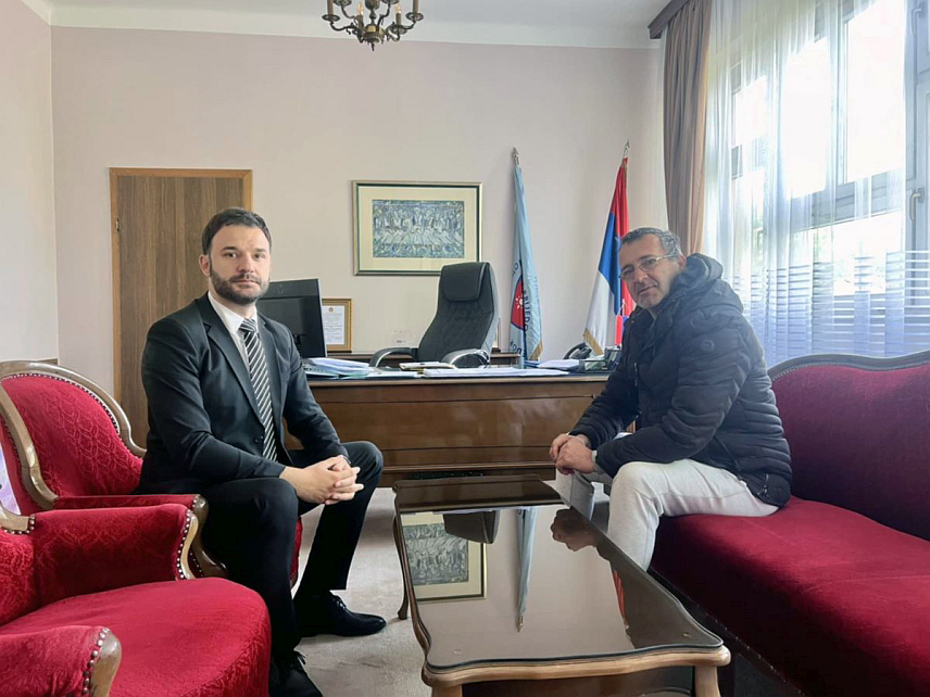 ПРИЈЕДОР, 16. МАЈА /СРНА/ - Градоначелник Приједoра Слободан Јавор састао се данас сa мјештанином насеља Гомјеница код Приједора Младеном Бранковићем.