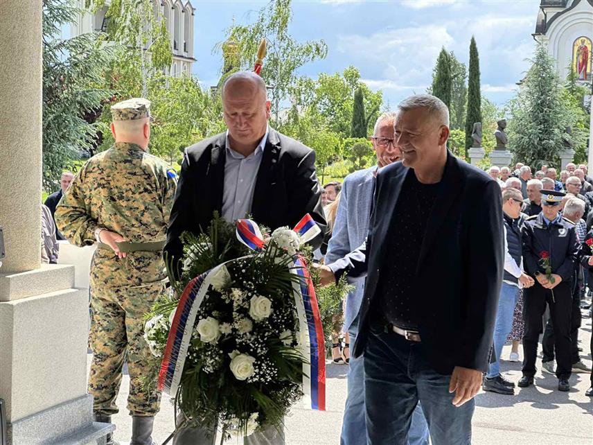 БИЈЕЉИНА, 17. МАЈА /СРНА/ - У порти Манастира Свете Петке у Бијељини, испред споменика са именима 1.246 погинулих сарајевских синова, данас је обиљежен Дан Илијашке бригаде и евоциране су успомене на ову херојску јединицу која је уткала себе у темеље Републике Српске.