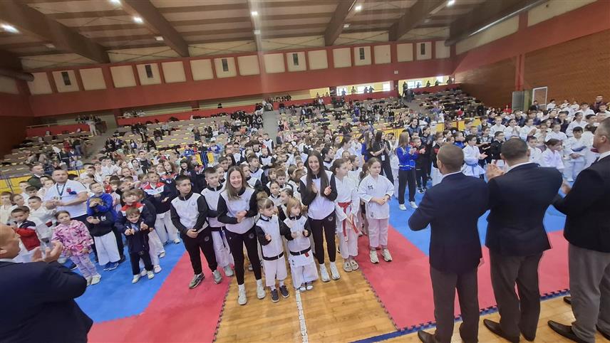 НОВИ ГРАД, 17. МАЈА /СРНА/ - Карате клуб "Синђелић" из Бањалуке побједник је 15. Меморијалног карате турнира "Рајко и Младен Црнобрња", који је одржан данас у Новом Граду.