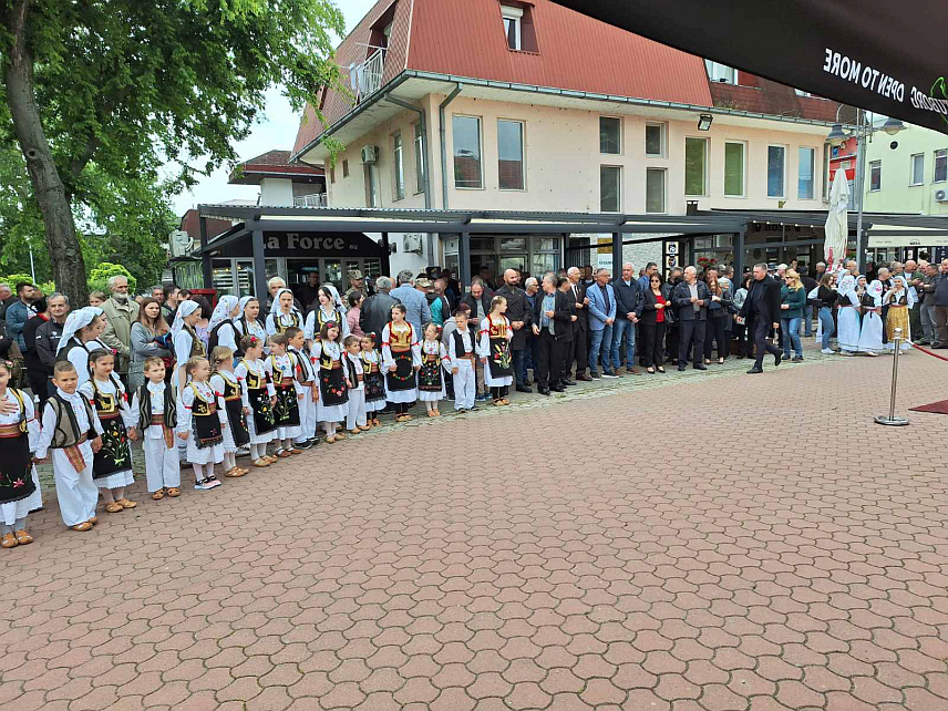 ШАМАЦ, 17. МАЈА /СРНА/ - На Градском тргу у Шамцу данас су обиљежене 33 године од формирања Друге посавске бригаде Војске Републике Српске, кроз коју је у Одбрамбено-отаџбинском рату прошло око 7.000 бораца, од којих је око 500 погинуло и више од 1.226 рањено.