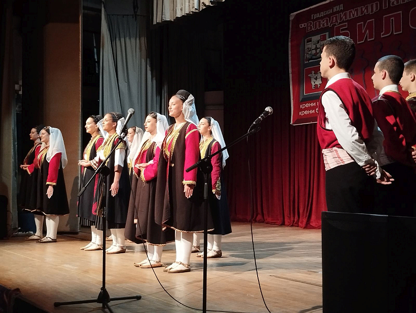 БИЛЕЋА, 17. МАЈА /СРНА/ - Градско културно-умјетничко друштво /ГКУД/ "Владимир Гаћиновић" из Билеће одржало је вечерас концерт поводом 90 година постојања друштва, чиме је почела манифестација "Културно љето у Билећи".