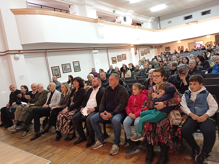 ХАН ПИЈЕСАК, 17. МАЈА /СРНА/ - Повељу и плакету "Чучкова књига" на централној вечери манифестације "Чучкови књижевни сусрети" на Хан Пијеску, у име лауреата Игора Калајџије из Бијељине за књигу "Драме" објављену у прошлој години, преузела је његова супруга Јелена Калајџија.