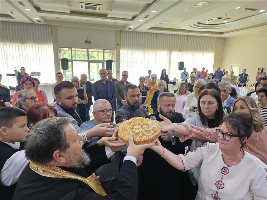 УГЉЕВИК, 18. МАЈА /СРНА/ - Удружење жена "Свјетлост" из Угљевика, које наставља богату традицију српских домаћица, прославило је данас крсну славу Светог Ћирила и Методија.	
