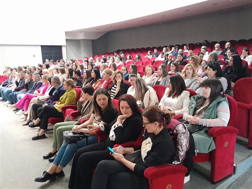 МРКОЊИЋ ГРАД, 18. МАЈА /СРНА/ - Доктор доцент Ранко Рајовић из Новог Сада данас је на предавању у Мркоњић Граду указао на бројне проблеме малишана, почевши од тога да дјеца све мање уче, немају концентрацију, пажња им је јако кратка, а претјераним заштићивањем родитељи само погоршавају стање.