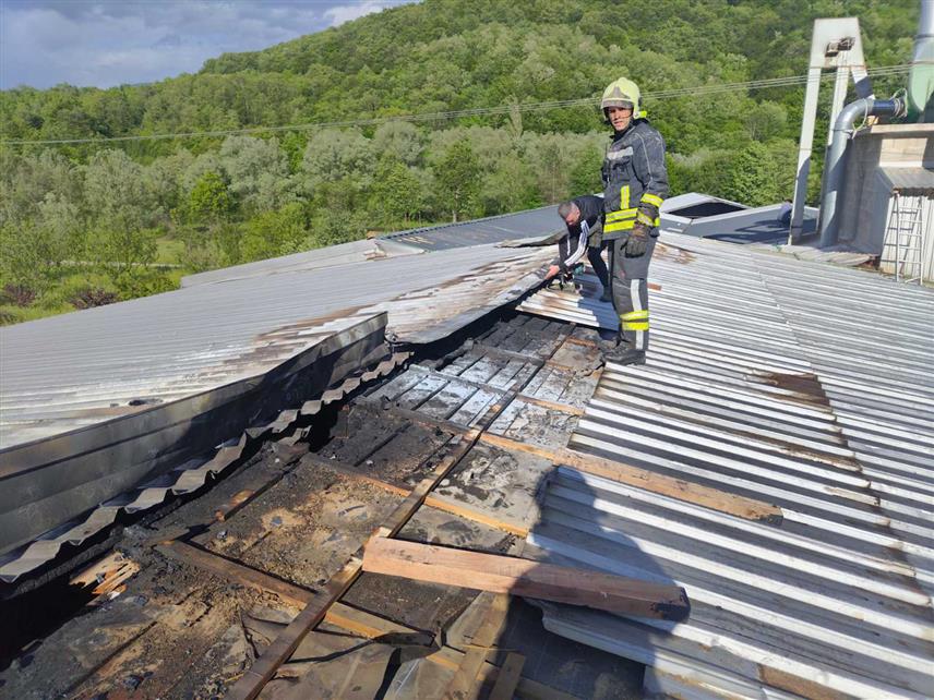 РИБНИК, 18. МАЈА /СРНА/ - Пожар је данас избио у пилани у Горњем Рибнику, али су ватрогасци успјели да угасе, повријеђених није било.