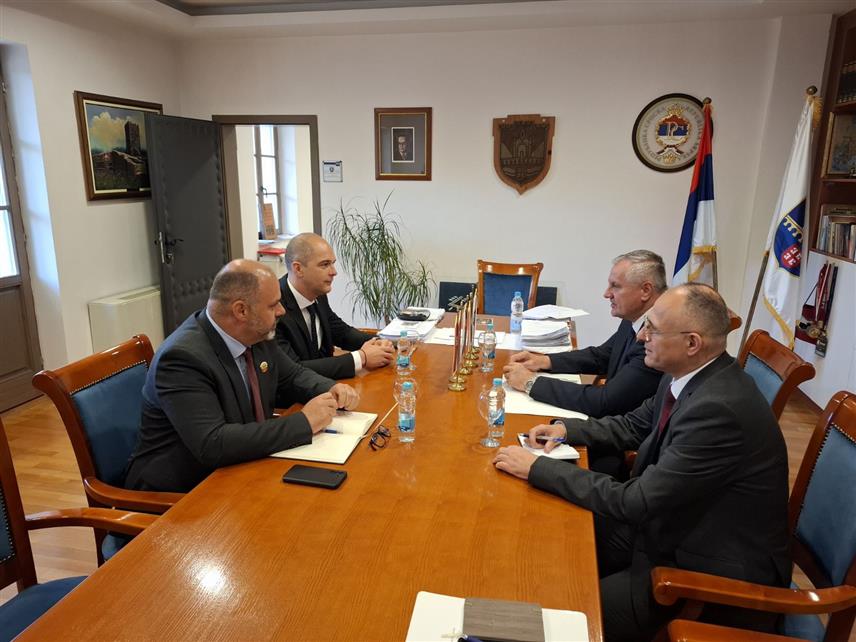 ВИШЕГРАД, 19. МАЈА /СРНА/ - Састанак предсједника Владе Републике Српске Радована Вишковића и начелника општине Вишеград Младена Ђуревића почео је у тој општини.