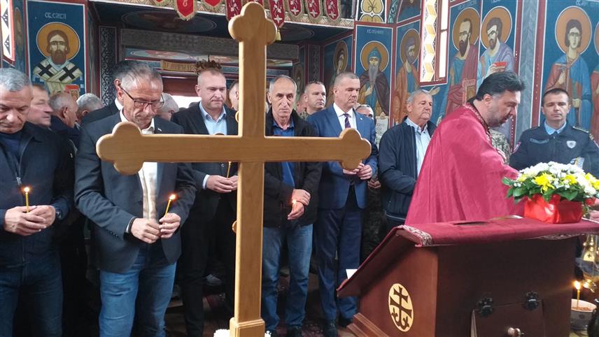 ШЕКОВИЋИ, 19. МАЈА /СРНА/ - У Шековићима је почело обиљежавање 33 године од формирања Прве бирчанске пјешадијске бригаде Војске Републике Српске, која је за ратне заслуге одликована Орденом Немањића,парастос палим српским борцима служио је у цркви Покрова Пресвете Богородице свештеник Бојан Гојковић.