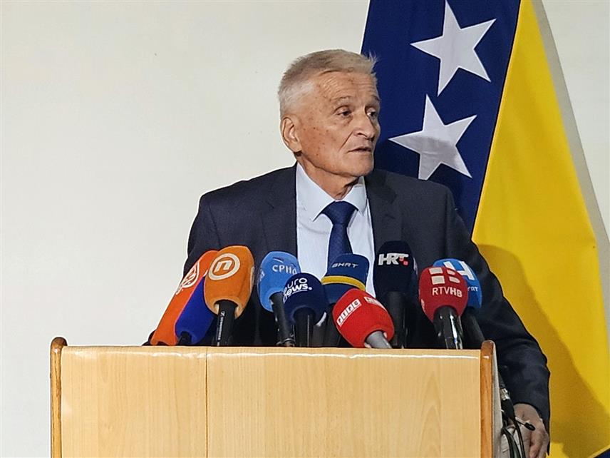 САРАЈЕВО, 19. МАЈА /СРНА/ - Предсједавајући Дома народа Парламентарне скупштине БиХ Никола Шпирић рекао је данас да СНСД не продукује кризу, него позива на разговор и о европском путу, и о законима, и о кадровским питањима.
