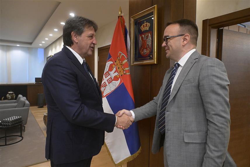 БЕОГРАД, 19. МАЈА /СРНА/ - Министар одбране Србије Братислав Гашић и амбасадор БиХ у Србији Александар Врањеш оцијенили су данас да се дугорочна стабилност у региону може постићи једино дијалогом и сарадњом.